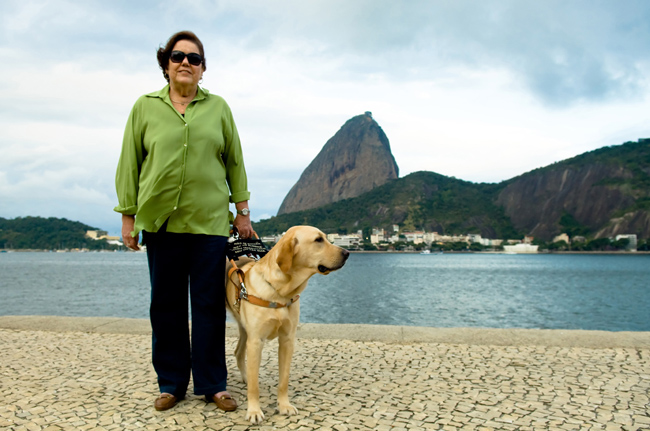 foto Cizar de cabea pro lado, Ethel de frente e o Po de Acar ao fundo