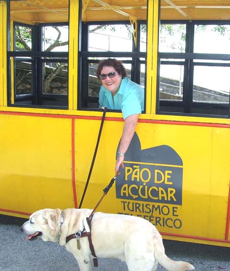 foto Ethel com o rosto na janela do antigo bondinho (Po de Acar) e Gem do lado de fora