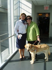 foto: Ethel, Cizar e uma aeromoa no aeroporto Tom Jobim