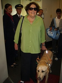 foto: Ethel e Cizar saido do avio no aeroporto Tom Jobim