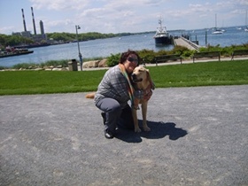 foto: Etehl abaixada abraa Cizar com o mar ao fundo em Port Jefferson