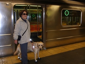 foto: treinamento no metr: Ethel e Cizar saindo do trem para a plataforma