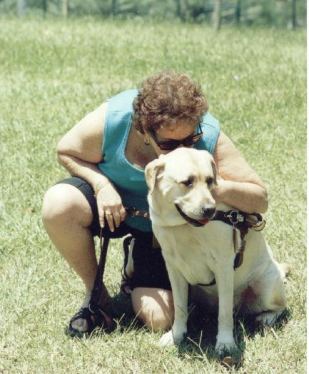 foto de Ethel abaixada beijando a cabea de Gem na grama no aterro do Flamengo - Rio de Janeiro