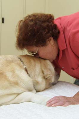 Ethel beijando a cabea do Gem, na cama dela